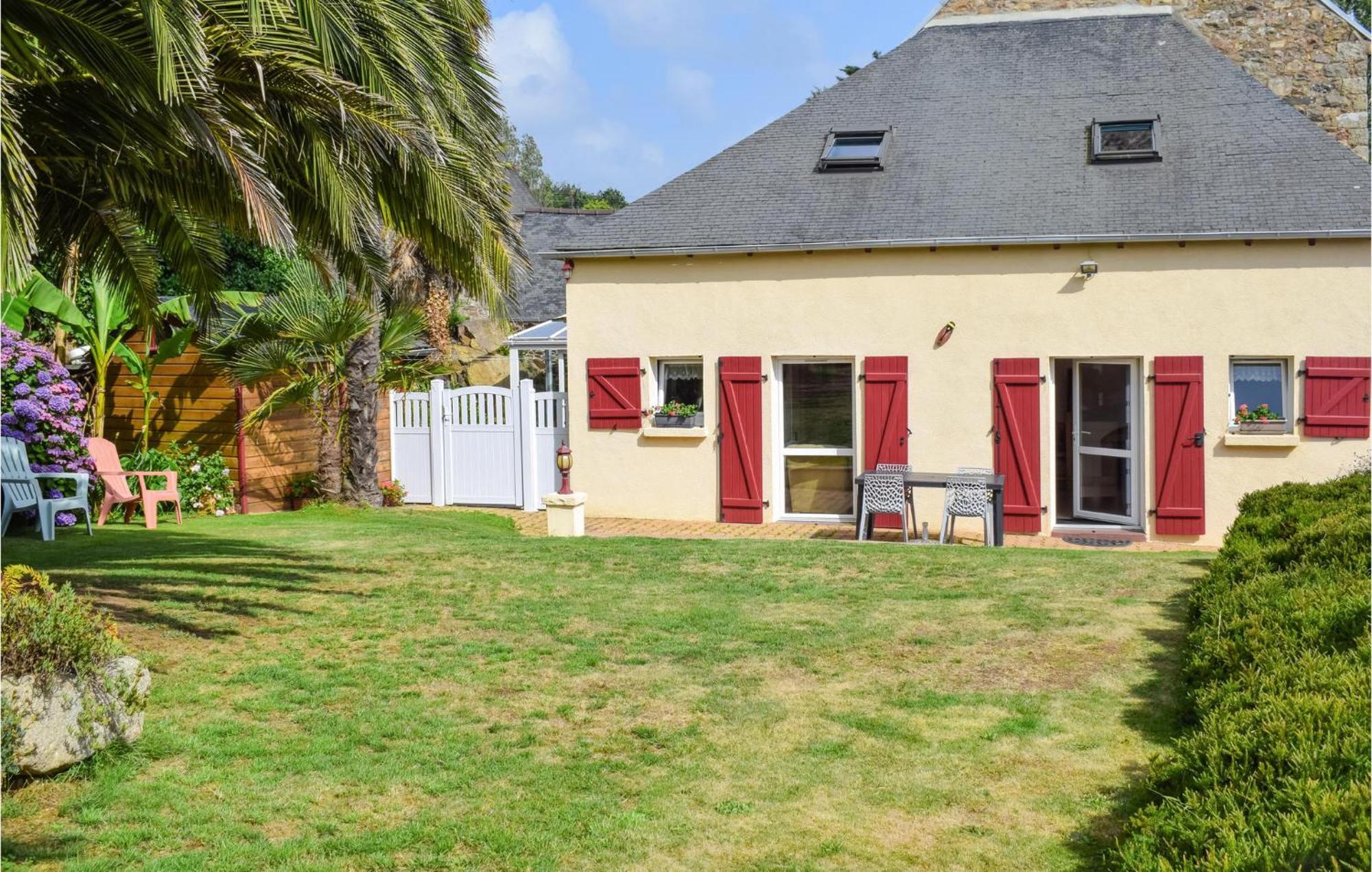 3 Bedroom Awesome Home In Lézardrieux Exterior foto